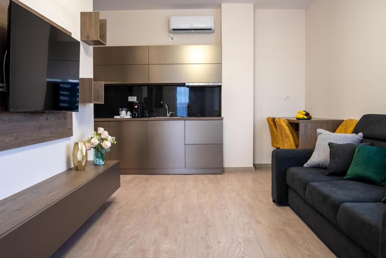 M City Aparthotel Arad Buitenkant foto