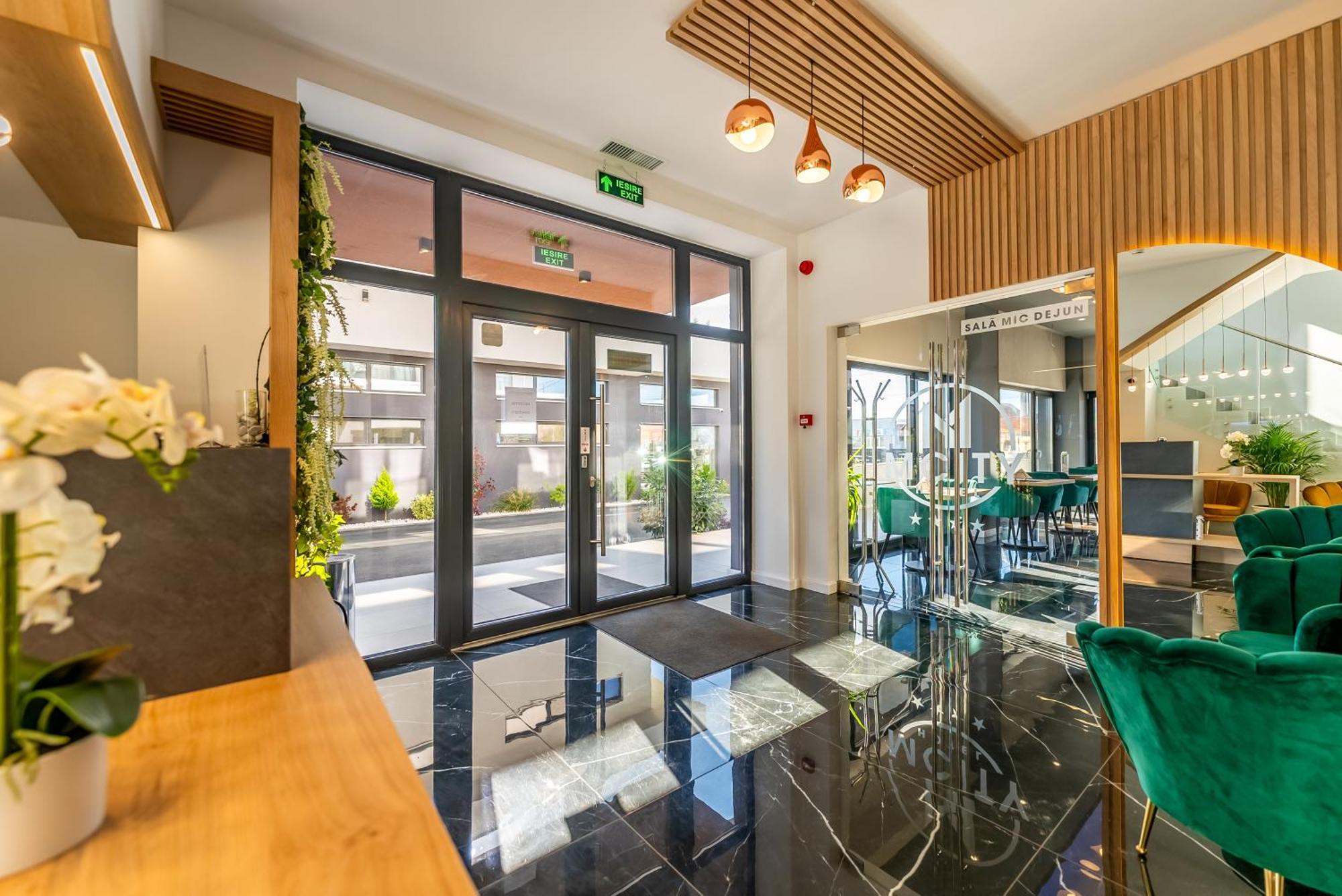 M City Aparthotel Arad Buitenkant foto